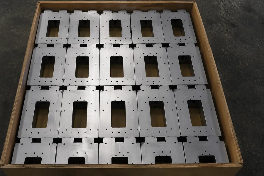 Bastidores de acero inoxidable T304 cortados con láser y acabado mate, embalados para entrega
